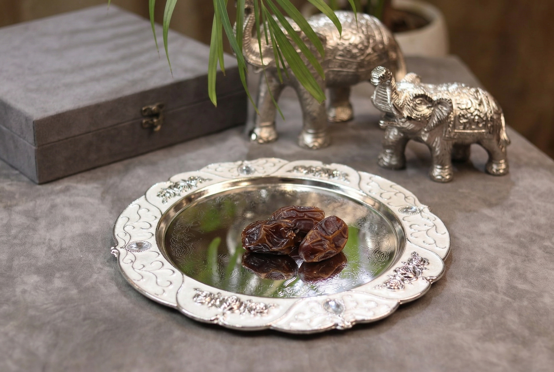 Round Meena Tray (White)